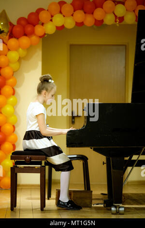 OBNINSK, RUSSIE - 8 mars 2018 : concert de célébration de la musique pour enfants l'école numéro 1. Banque D'Images