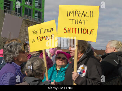 ASHEVILLE, CAROLINE DU NORD, USA - Le 20 janvier 2018 : les femmes âgées participant à la Marche des femmes 2018 signes politiques en disant "l'avenir est la FEMA Banque D'Images