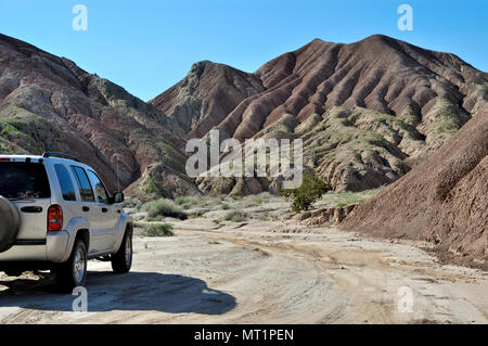Jeep Liberty, brun clair, brun-rouge, orange, les roches sédimentaires, la laver, Borrego Badlands, Anza-Borrego Desert State Park, CA 2261 050312 Banque D'Images