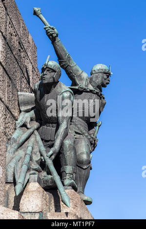 Cracovie, Pologne - OKTOBER 28, 2015 : Les chiffres de soldats à la bataille de Grunwald monument à Cracovie. Pologne Banque D'Images