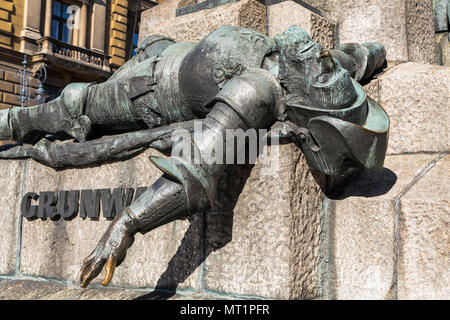 Cracovie, Pologne - OKTOBER 28, 2015 : une figure d'un Chevalier vaincu sur le monument de la bataille de Grunwald à Cracovie. Pologne Banque D'Images