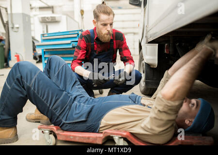 Réparation mécanique véhicule en garage Banque D'Images