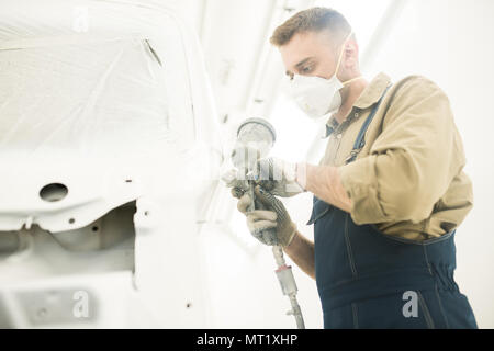 Atelier de peinture de l'homme dans l'automobile Banque D'Images