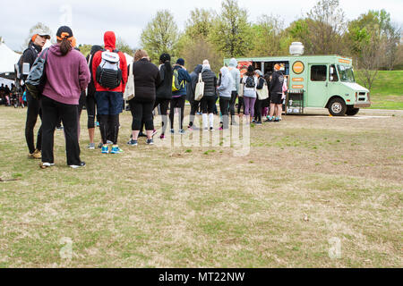 Les gens se tenir dans une longue ligne de commande d'un camion alimentaire lors d'un événement à Piedmont Park le 8 avril 2018 à Atlanta, GA. Banque D'Images