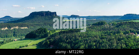 La Suisse saxonne en Allemagne, comme vu de Bastei Vantage Point. La Bastei est une attraction touristique majeure dans la montagnes de grès de l'Elbe. Banque D'Images