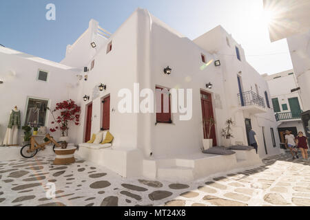 MYKONOS, Grèce - Mai 2018 : Le vieux quartier de la rue dans la ville de Mykonos avec petite Venise Maison blanchie à la chaux et street shop. Objectif grand angle, tourné sur un su Banque D'Images