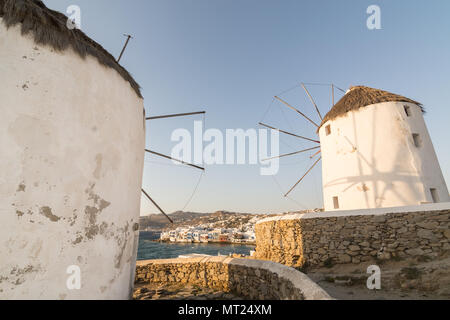 MYKONOS, Grèce - Mai 2018 : vue sur la vieille ville de Mykonos la Petite Venise avec deux anciens moulins à vent traditionnels sur l'avant-plan. Cliché pris à Banque D'Images