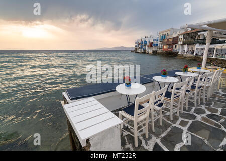 MYKONOS, Grèce - Mai 2018 : vue du coucher de soleil à partir de l'embarquement cafe de la petite Venise de Mykonos Chora town, Grèce Banque D'Images