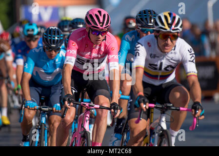 Rome, Italie. 27 mai 2018. La Grande-Bretagne Chris Froome, centre, portant le maillot rose de l'ensemble de pédales, leader au cours de la dernière étape du Tour d'Italie cycliste, à Rome, dimanche 27 mai, 2018. Chris Froome scellé efficacement la victoire dans le Giro d'Italia le samedi en maintenant son seul challenger en vérifier la montée finale de la course de trois semaines. Credit : Massimo Valicchia/Alamy Live News Banque D'Images