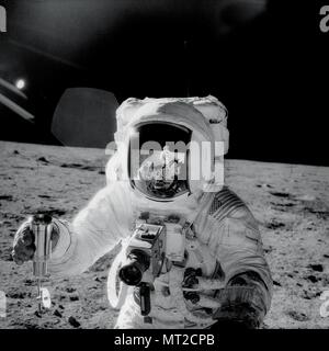 Sur la Lune. 14 Juin, 2009. Sur la lune - (dossier) -- L'astronaute Alan Bean de la mission Apollo 12 est titulaire d'un échantillon environnemental spécial récipient rempli de sol lunaire recueillis pendant son séjour sur la surface lunaire. Un appareil photo Hasselblad est monté sur la poitrine de son scaphandre. Pete Conrad, qui a pris cette image, se reflète dans la visière du casque de haricots, le 20 novembre, 1969. Cette photo fait partie de l'ouvrage ''Apollo : à travers les yeux des astronautes'' publié pour souligner le 40e anniversaire du premier atterrissage lunaire habité le 20 juillet 1969.Crédit : Pete Conrad - NASA via CNP (crédit Image : © Pete Conrad/CNP vi Banque D'Images