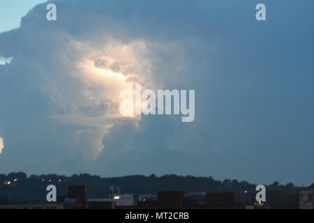 Londres, Royaume-Uni. 27 mai 2018. Deuxième jour de l'orage s'allume le ciel de Londres avec plus d'éclairs que la Banque continue de vacances. Flash des éclairs et des fissures dans les nuages en ce qui est appelé la mère de tous les orages. La température est en ce moment autour de 20 degrés et est estimée à 29 demain, de sorte que nous pouvons nous attendre à obtenir plus de tonnerre et de la foudre de l'ensemble de la banque. Credit : Ricardo Maynard/Alamy Live News Banque D'Images