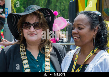 Luton, Royaume-Uni. 27 mai, 2018. Lutonâ, 42e Carnaval International encercle Wardown Park. Des milliers vu la procession colorée pass. Crédit : Stephen Bell/Alamy Live News. Banque D'Images