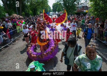 Luton, Royaume-Uni. 27 mai 2018. Le vibrant 42e Carnaval international de Luton encercle Wardown Park. Des milliers de personnes ont regardé passer la procession colorée. Crédit : Stephen Bell/Alamy Live News. Banque D'Images