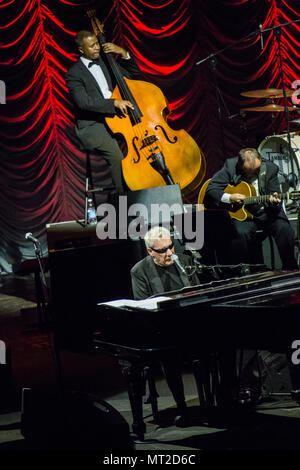 Lugano en Suisse. 27 mai 2018. Le chanteur et auteur-compositeur italien Paolo Conte avec orchestre il se produit sur scène au LAC Théâtre. Credit : Rodolfo Sassano/Alamy Live News Banque D'Images