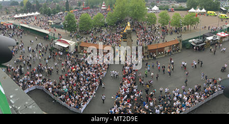 Londres, Royaume-Uni. 27 mai 2018. L'équipe de l'Angleterre arrivant à Twickenham pour les barbares V Angleterre Killik Cup Match, Londres, Royaume-Uni Le match voit les Barbares font face à l'Angleterre pour la 17e fois. L'Angleterre en ce moment mener la série 9-7. La 183 Cup (officiellement l'ancienne richesse mutuelle Cup) est un trophée remis au gagnant de l'essai annuel/non-test match entre l'Angleterre et d'autres nations d'accueil ainsi que des barbares. Crédit : Michael Preston/Alamy Live News Banque D'Images