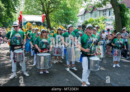 Luton, Royaume-Uni. 27 mai, 2018. Lutonâ, 42e Carnaval International encercle Wardown Park. Des milliers vu la procession colorée pass. Crédit : Stephen Bell/Alamy Live News. Banque D'Images