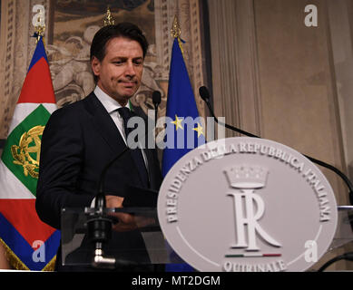 Rome, Italie. 27 mai, 2018. Le premier ministre désigné, Giuseppe Conte traite d'une conférence de presse après la rencontre avec le président italien Sergio Mattarella à Rome, Italie, le 27 mai 2018. Conte le dimanche remis son mandat après le président italien Sergio Mattarella rejeté son choix d'économiste eurosceptiques Paolo Savona en tant que ministre des Finances. Credit : Alberto Lingria/Xinhua/Alamy Live News Banque D'Images