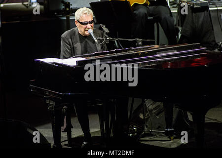 Lugano en Suisse. 27 mai 2018. Le chanteur et auteur-compositeur italien Paolo Conte avec orchestre il se produit sur scène au LAC Théâtre. Credit : Rodolfo Sassano/Alamy Live News Banque D'Images