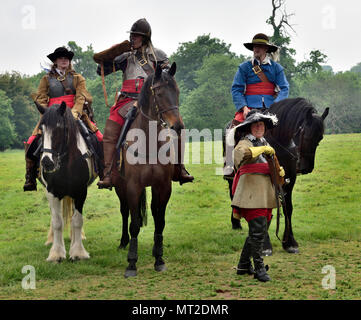 Bristol, Royaume-Uni, 27 mai, 2018. La guerre civile, le siège de Bristol 375e anniversaire des batailles (1645) entre les parlementaires ('Roundheads') et royalistes ('Cavaliers') a adopté de nouveau par les membres de l'Hogan-vexel à Bristol Ashton Court après-midi des 27 et 28 mai 2018, l'Angleterre. Plus de 2000 de reconstitution historique crédit : Charles Stirling/Alamy Live News Banque D'Images