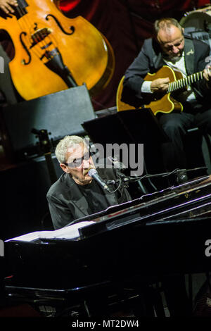 Lugano en Suisse. 27 mai 2018. Le chanteur et auteur-compositeur italien Paolo Conte avec orchestre il se produit sur scène au LAC Théâtre. Credit : Rodolfo Sassano/Alamy Live News Banque D'Images