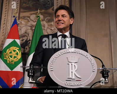 Rome, Italie. 27 mai, 2018. Le premier ministre désigné, Giuseppe Conte traite d'une conférence de presse après la rencontre avec le président italien Sergio Mattarella à Rome, Italie, le 27 mai 2018. Conte le dimanche remis son mandat après le président italien Sergio Mattarella rejeté son choix d'économiste eurosceptiques Paolo Savona en tant que ministre des Finances. Credit : Alberto Lingria/Xinhua/Alamy Live News Banque D'Images