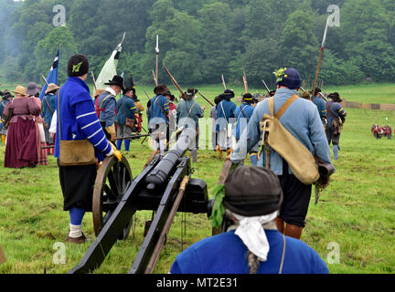 Bristol, Royaume-Uni, 27 mai, 2018. La guerre civile, le siège de Bristol 375e anniversaire des batailles (1645) entre les parlementaires ('Roundheads') et royalistes ('Cavaliers') a adopté de nouveau par les membres de l'Hogan-vexel à Bristol Ashton Court après-midi des 27 et 28 mai 2018, l'Angleterre. Plus de 2000 de reconstitution historique crédit : Charles Stirling/Alamy Live News Banque D'Images