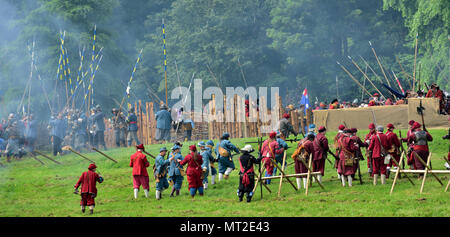 Bristol, Royaume-Uni, 27 mai, 2018. La guerre civile, le siège de Bristol 375e anniversaire des batailles (1645) entre les parlementaires ('Roundheads') et royalistes ('Cavaliers') a adopté de nouveau par les membres de l'Hogan-vexel à Bristol Ashton Court après-midi des 27 et 28 mai 2018, l'Angleterre. Plus de 2000 de reconstitution historique crédit : Charles Stirling/Alamy Live News Banque D'Images