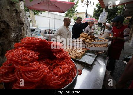 Alger. 27 mai, 2018. Un homme vend des aliments pendant le mois sacré du Ramadan à Alger, Algérie, le 27 mai 2018. Source : Xinhua/Alamy Live News Banque D'Images