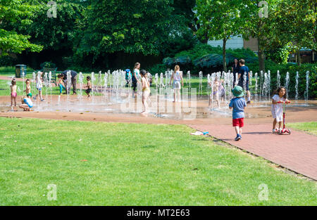 Enfants jouant dans l'écoulement des eaux pluviales dans Bachelors Acre à Windsor, Berkshire, Royaume-Uni. Banque D'Images