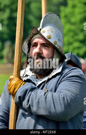 Bristol, Royaume-Uni, 27 mai, 2018. La guerre civile, le siège de Bristol 375e anniversaire des batailles (1645) entre les parlementaires ('Roundheads') et royalistes ('Cavaliers') a adopté de nouveau par les membres de l'Hogan-vexel à Bristol Ashton Court après-midi des 27 et 28 mai 2018, l'Angleterre. Plus de 2000 de reconstitution historique crédit : Charles Stirling/Alamy Live News Banque D'Images