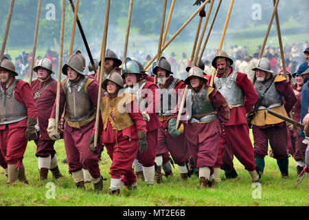 Bristol, Royaume-Uni, 27 mai, 2018. La guerre civile, le siège de Bristol 375e anniversaire des batailles (1645) entre les parlementaires ('Roundheads') et royalistes ('Cavaliers') a adopté de nouveau par les membres de l'Hogan-vexel à Bristol Ashton Court après-midi des 27 et 28 mai 2018, l'Angleterre. Plus de 2000 de reconstitution historique crédit : Charles Stirling/Alamy Live News Banque D'Images