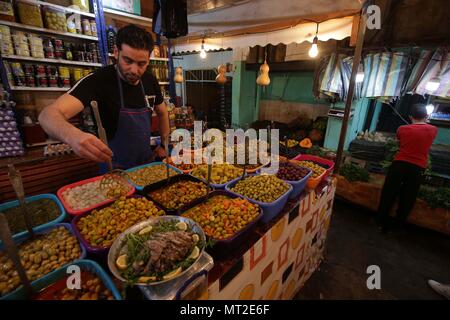 Alger. 27 mai, 2018. Un homme prépare ses marchandises à un blocage alimentaire pendant le mois sacré du Ramadan à Alger, Algérie, le 27 mai 2018. Source : Xinhua/Alamy Live News Banque D'Images