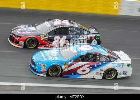 Concord, NC, USA. 27 mai, 2018. NASCAR Cup Series Monster Energy Matt Kenseth (6 pilotes) et William Byron (24) course à la position au large du tour quatre au cours de la Coca-Cola 600 à Concord, NC. Jonathan Huff/CSM/Alamy Live News Banque D'Images