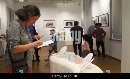 Bruxelles, Belgique. 25 mai, 2018. Les visiteurs admirer la 'Nuit de la Cité Interdite' exposition tenue à Bruxelles, Belgique, le 25 mai 2018. Pour encapsuler la richesse et le caractère unique de la Cité Interdite, la Chine Centre culturel à Bruxelles accueille une exposition de produits créatifs hérité de l'Palace Museum à Pékin, à partir du 25 mai jusqu'au 15 juin. Credit : Pan Geping/Xinhua/Alamy Live News Banque D'Images