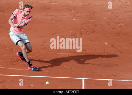 Paris, France. 27 mai, 2018. Alexander Zverev de l'Allemagne renvoie un projectile pendant masculin premier match contre Ricardas Berankis de Lituanie à l'Open de France 2018 à Paris, France, le 27 mai 2018. Alexander Zverev a gagné 3-0. Credit : Luo Huanhuan/Xinhua/Alamy Live News Banque D'Images