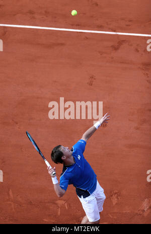 Paris, France. 27 mai, 2018. Ricardas Berankis de Lituanie sert la balle pendant masculin premier match contre Alexander Zverev de l'Allemagne à la France en 2018 Paris, France, le 27 mai 2018. Alexander Zverev a gagné 3-0. Credit : Luo Huanhuan/Xinhua/Alamy Live News Banque D'Images