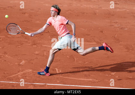 Paris, France. 27 mai, 2018. Alexander Zverev de l'Allemagne renvoie un projectile pendant masculin premier match contre Ricardas Berankis de Lituanie à l'Open de France 2018 à Paris, France, le 27 mai 2018. Alexander Zverev a gagné 3-0. Credit : Luo Huanhuan/Xinhua/Alamy Live News Banque D'Images