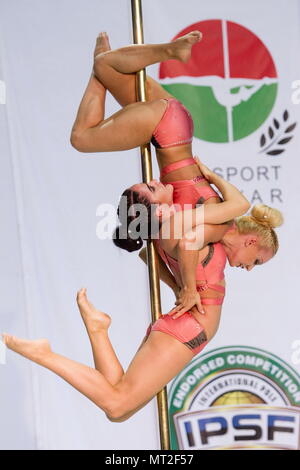 Budapest. 27 mai, 2018. Jennifer et Markovinyi Kascsak Lili Tifany concurrence au cours de l'Elit doubles catégorie au Championnat de Sport Pôle hongrois à Budapest, Hongrie le 27 mai 2018. Credit : Szilard Voros/Xinhua/Alamy Live News Banque D'Images