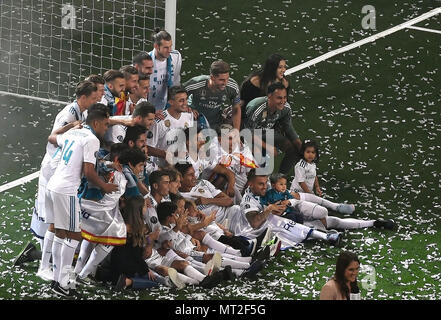 Madrid, Espagne. 27 mai, 2018. Les joueurs du Real Madrid posent avec des membres de la famille au cours de la célébration à Santiago Bernabeu à Madrid, Espagne, le 27 mai 2018. Le Real Madrid a demandé le titre de la Ligue des champions à Kiev le samedi. Credit : Guo Qiuda/Xinhua/Alamy Live News Banque D'Images