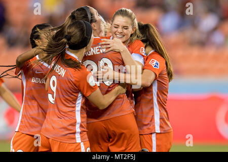 Houston, TX, USA. 27 mai, 2018. Houston Dash en avant Kealia Ohai (7) célèbre avec ses coéquipiers après avoir marqué un but lors d'un match de football entre l'avancée NWSL Houston de bord et l'esprit de Washington au stade BBVA Compass à Houston, TX. Le tableau de bord a gagné 3 à 2.Trask Smith/CSM/Alamy Live News Banque D'Images