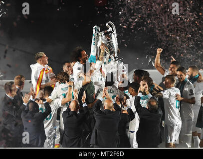 Madrid, Espagne. 27 mai, 2018. Les membres du Real Madrid cheer durant la célébration à Santiago Bernabeu à Madrid, Espagne, le 27 mai 2018. Le Real Madrid a demandé le titre de la Ligue des champions à Kiev le samedi. Credit : Guo Qiuda/Xinhua/Alamy Live News Banque D'Images