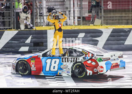 Concord, NC, USA. 27 mai, 2018. Monster Energy Cup NASCAR Kyle Busch pilote de la série (18) célèbre remportant le Coca-Cola 600 à Concord, NC. Jonathan Huff/CSM/Alamy Live News Banque D'Images