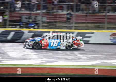 Concord, NC, USA. 27 mai, 2018. Monster Energy Cup NASCAR Kyle Busch pilote de la série (18) gagne le Coca-Cola 600 à Concord, NC. Jonathan Huff/CSM/Alamy Live News Banque D'Images