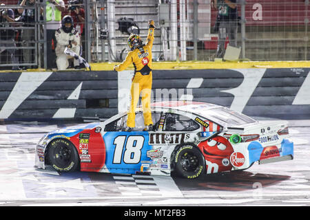 Concord, NC, USA. 27 mai, 2018. Monster Energy Cup NASCAR Kyle Busch pilote de la série (18) célèbre remportant le Coca-Cola 600 à Concord, NC. Jonathan Huff/CSM/Alamy Live News Banque D'Images