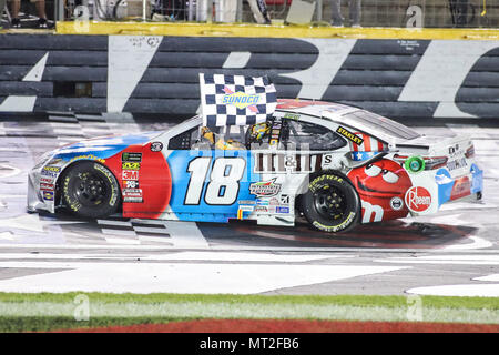 Concord, NC, USA. 27 mai, 2018. Monster Energy Cup NASCAR Kyle Busch pilote de la série (18) célèbre remportant le Coca-Cola 600 à Concord, NC. Jonathan Huff/CSM/Alamy Live News Banque D'Images