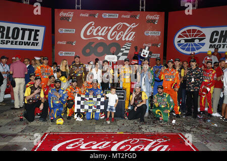Concord, Caroline du Nord, USA. 27 mai, 2018. Kyle Busch (18) gagne le Coca-Cola 600 à Charlotte Motor Speedway à Concord, en Caroline du Nord. Crédit : Chris Owens Asp Inc/ASP/ZUMA/Alamy Fil Live News Banque D'Images