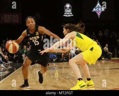 Las Vegas, Nevada, USA. 27 mai, 2018. Lindsay Allen # 15 de la Las Vegas Aces gère la balle contre le Storm de Seattle au cours de la Las Vegas Aces tout premier match à domicile de WNBA le 27 mai 2018 au Mandalay Bay Events Center à Las Vegas, Nevada. Crédit : Marcel Thomas/ZUMA/Alamy Fil Live News Banque D'Images