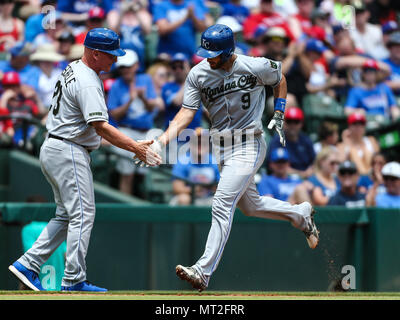 Arlington, Texas, USA. 27 mai, 2018. Kansas City Royals catcher a appelé Butera (9) célèbre un home run en solo dans la 2ème manche du jeu MLB entre le Kansas Ville Royal et les Texas Rangers à Globe Life Park à Arlington, au Texas. Kansas City a gagné le match 5-3. Tom Sooter/CSM/Alamy Live News Banque D'Images