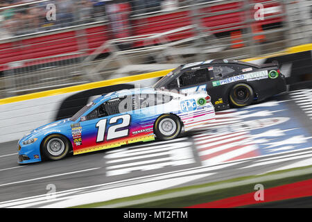 Concord, Caroline du Nord, USA. 27 mai, 2018. Ryan Blaney (12) batailles pour position au cours du Coca-Cola 600 à Charlotte Motor Speedway à Concord, en Caroline du Nord. Crédit : Chris Owens Asp Inc/ASP/ZUMA/Alamy Fil Live News Banque D'Images