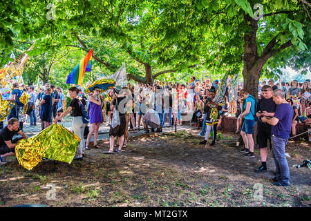 Allemagne, Berlin-Mitte, 27 mai 2018. Démonstration par le brillant 'les nombreux' contre la Nation-wide démo AFD-droite sur le même jour. Les manifestants réunis dans le parc Weinberg habillés en vêtements lumineux et brillant portant des banderoles et drapeaux Les manifestants ont défilé du parc par l'intermédiaire de Mitte à la porte de Brandebourg pour protester contre le racisme, l'antisémitisme, le fascisme et le nazisme. Les nombreuses est une association d'artistes, ensembles et des acteurs qui s'opposent à l'extrémisme de droite et en faveur de la démocratie et une société diversifiée. crédit : Eden Breitz/Alamy Live News Banque D'Images